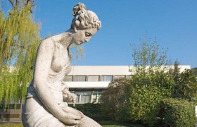 vor der Römertherme Baden, © Lois Lammerhuber